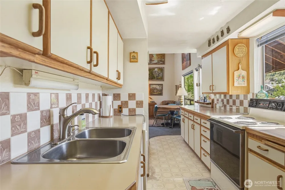 245 Lakeview Avenue Orondo, WA 98843