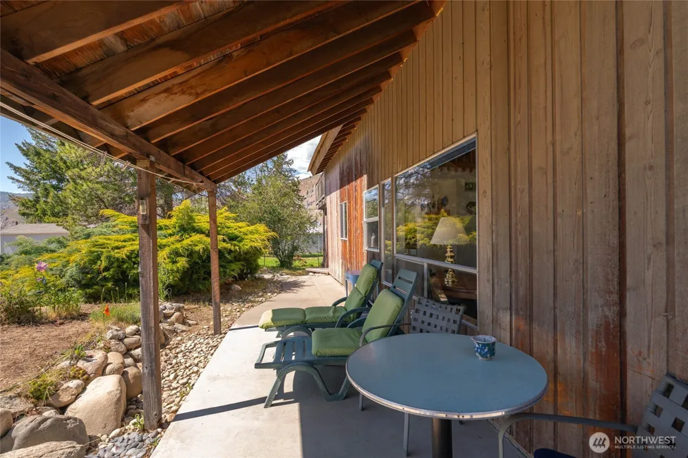 245 Lakeview Avenue Orondo, WA 98843