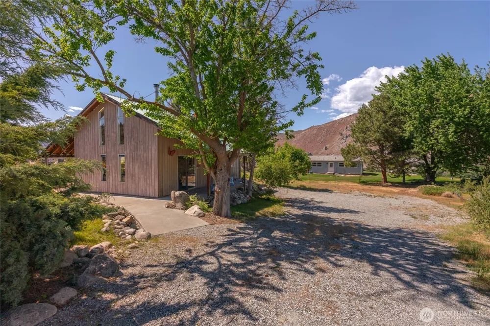 245 Lakeview Avenue Orondo, WA 98843