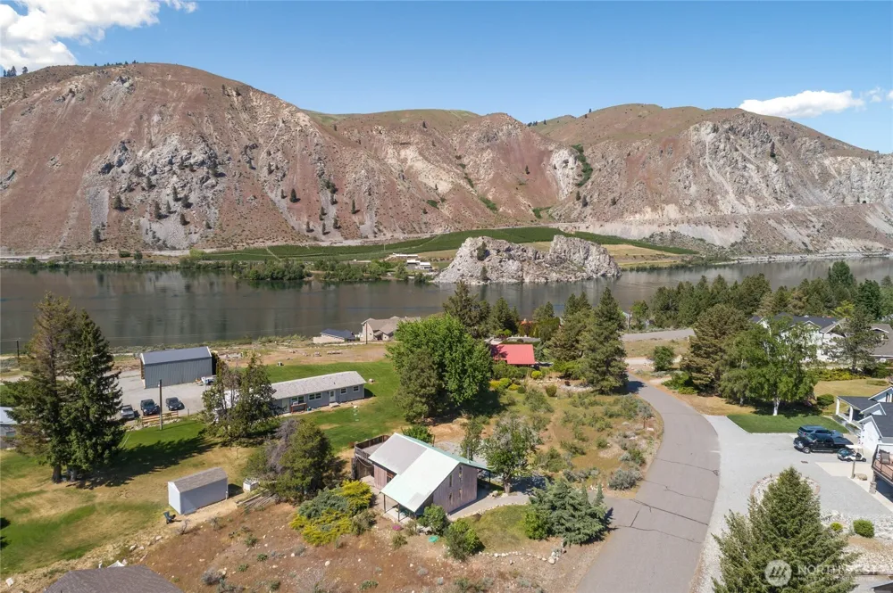 245 Lakeview Avenue Orondo, WA 98843