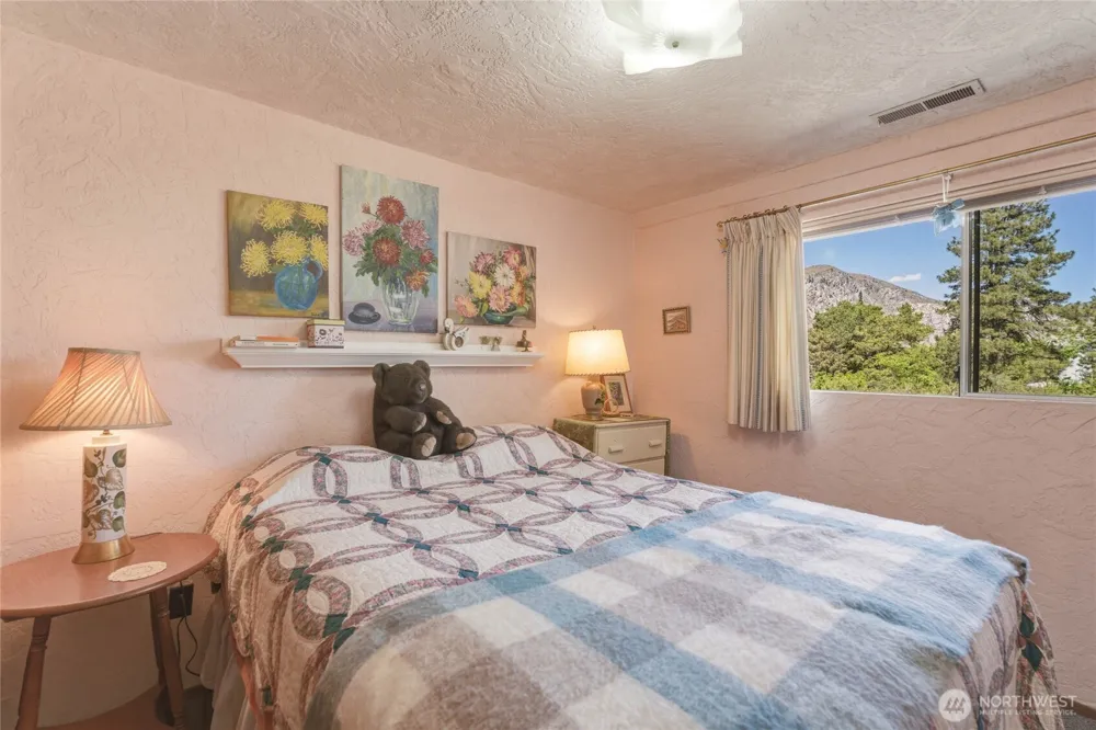 245 Lakeview Avenue Orondo, WA 98843