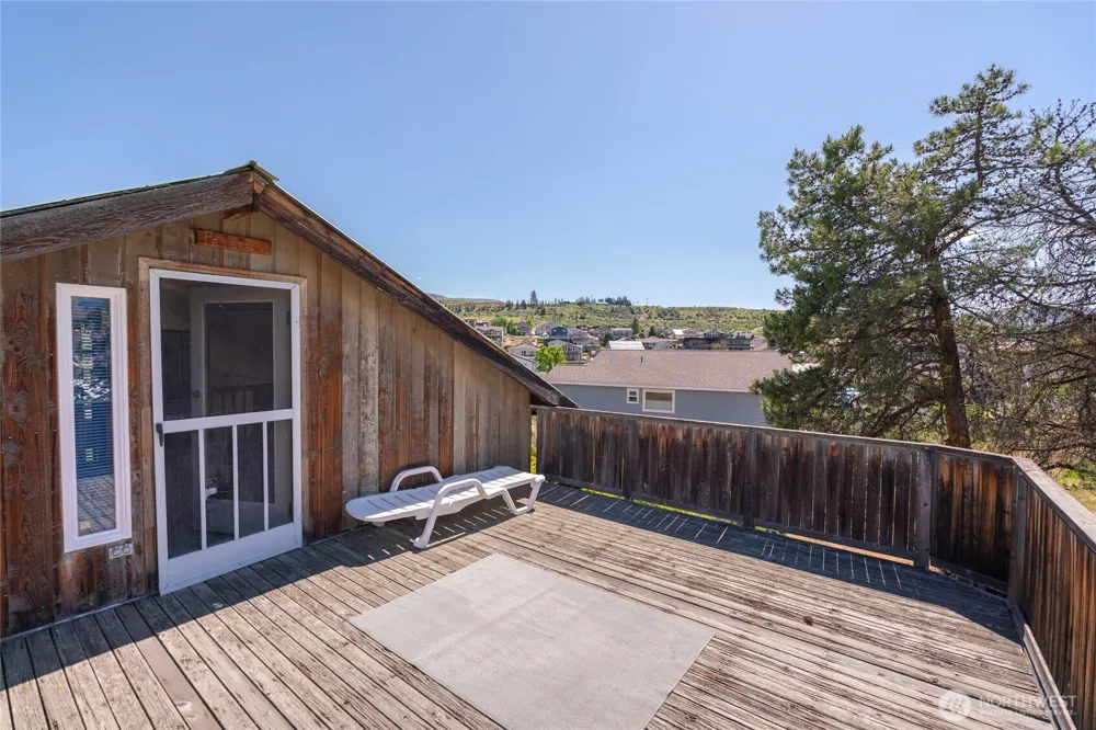 245 Lakeview Avenue Orondo, WA 98843