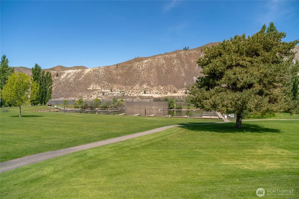 245 Lakeview Avenue Orondo, WA 98843