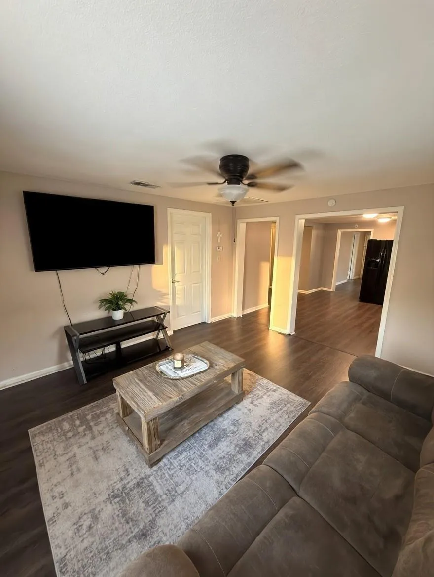 911 Kemp Street Boling, TX 77420