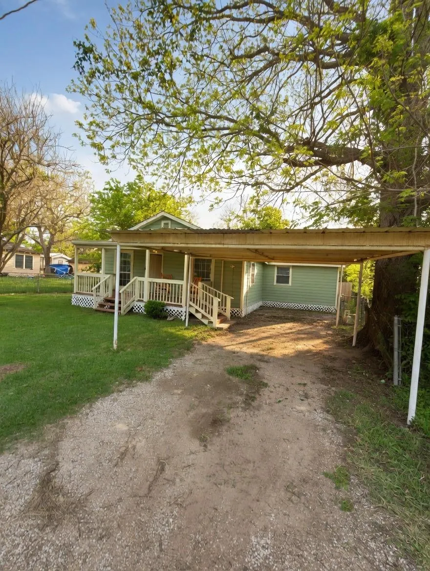 911 Kemp Street Boling, TX 77420
