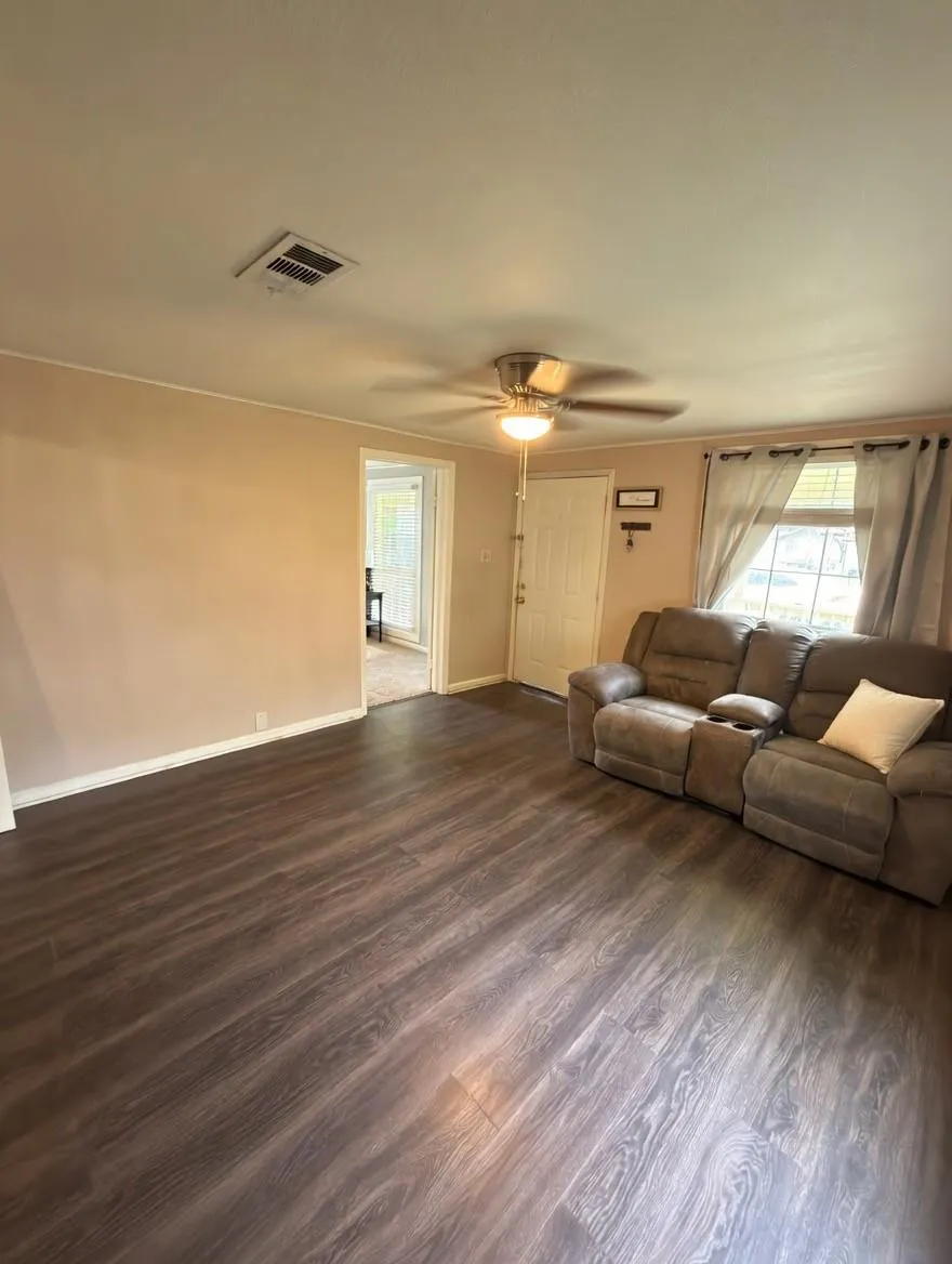 911 Kemp Street Boling, TX 77420