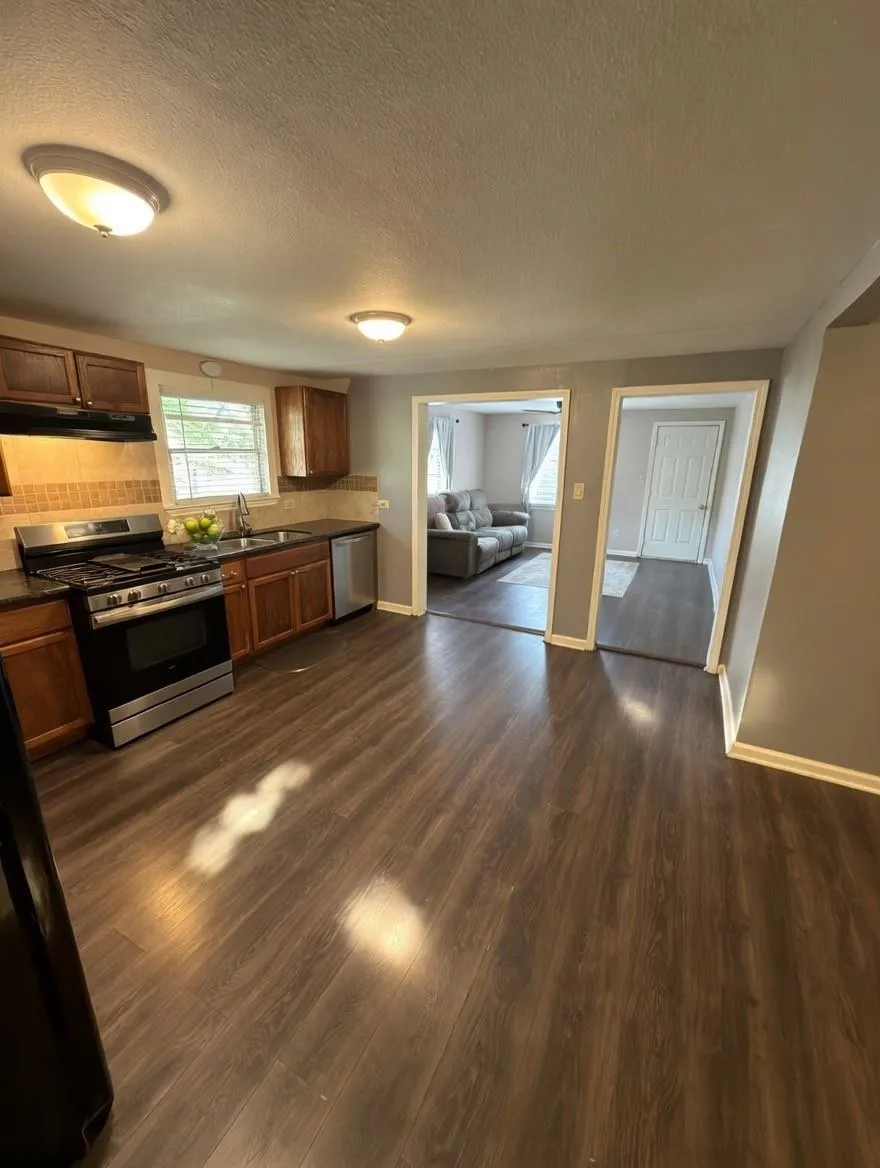 911 Kemp Street Boling, TX 77420