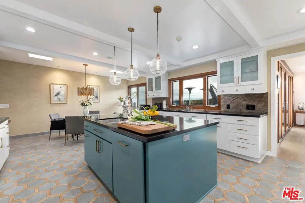 1334 Charmel Place Pacific Palisades, CA 90272