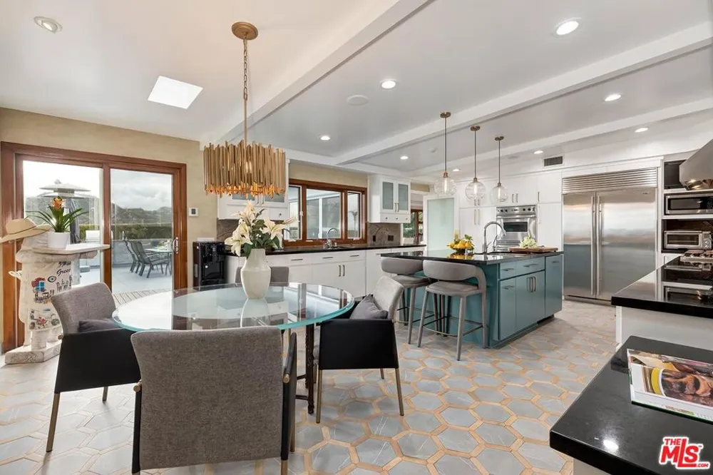 1334 Charmel Place Pacific Palisades, CA 90272