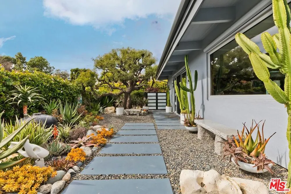 1334 Charmel Place Pacific Palisades, CA 90272