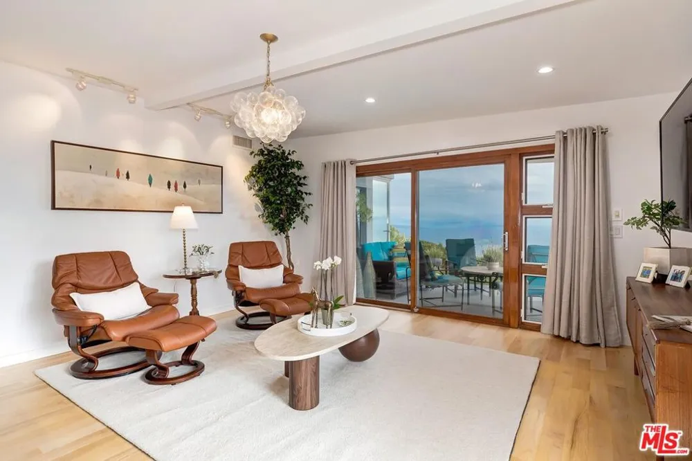 1334 Charmel Place Pacific Palisades, CA 90272