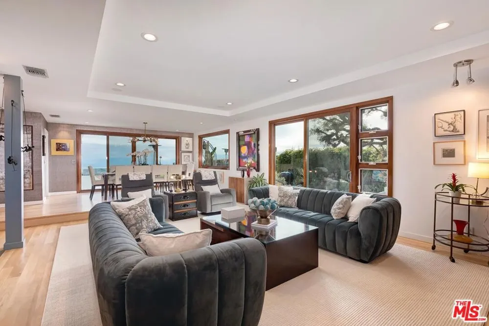 1334 Charmel Place Pacific Palisades, CA 90272