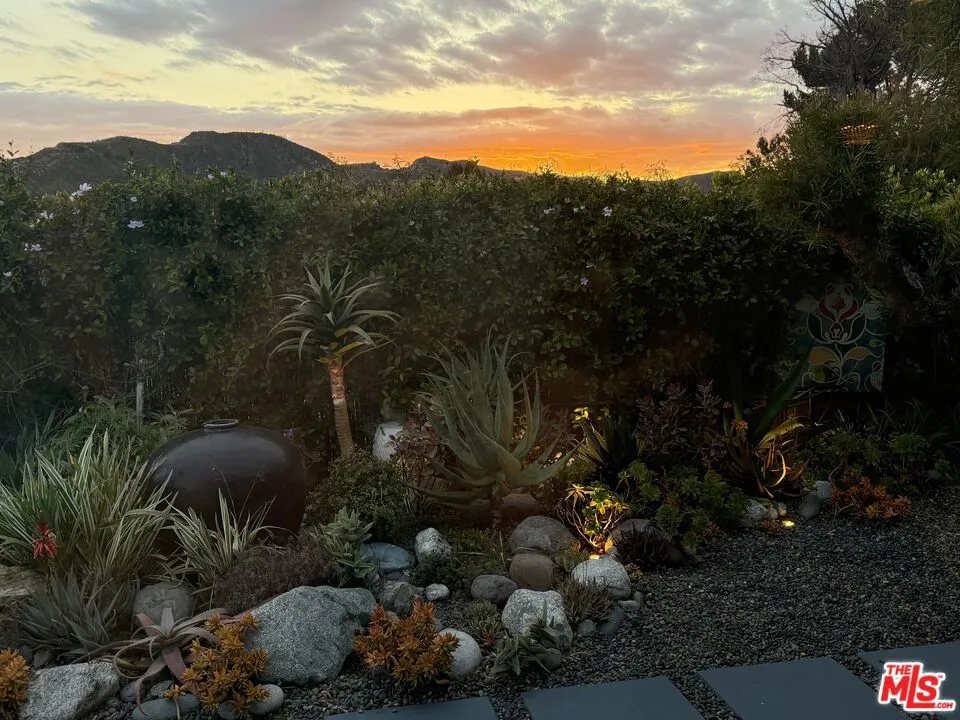 1334 Charmel Place Pacific Palisades, CA 90272