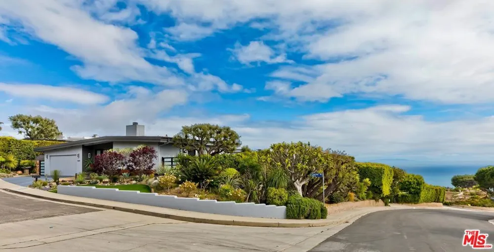 1334 Charmel Place Pacific Palisades, CA 90272