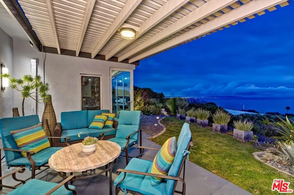 1334 Charmel Place Pacific Palisades, CA 90272