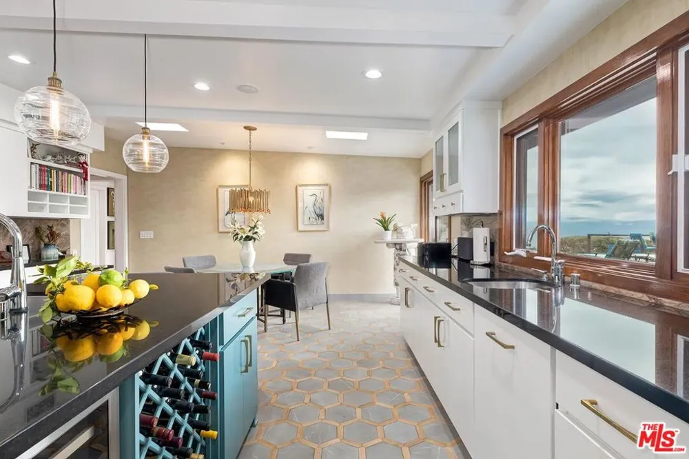 1334 Charmel Place Pacific Palisades, CA 90272
