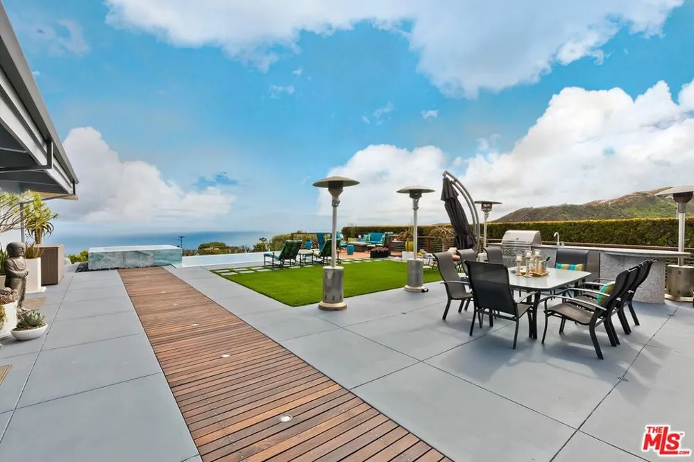 1334 Charmel Place Pacific Palisades, CA 90272