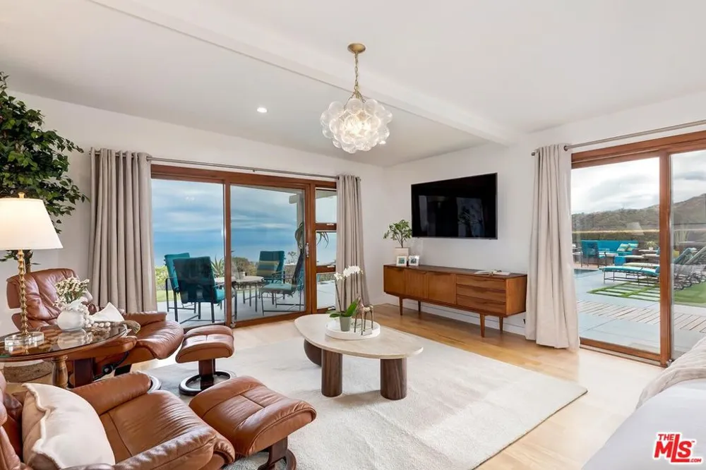 1334 Charmel Place Pacific Palisades, CA 90272
