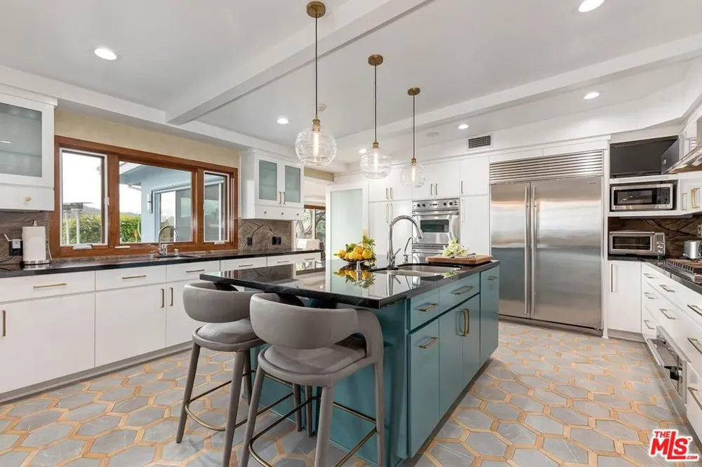 1334 Charmel Place Pacific Palisades, CA 90272