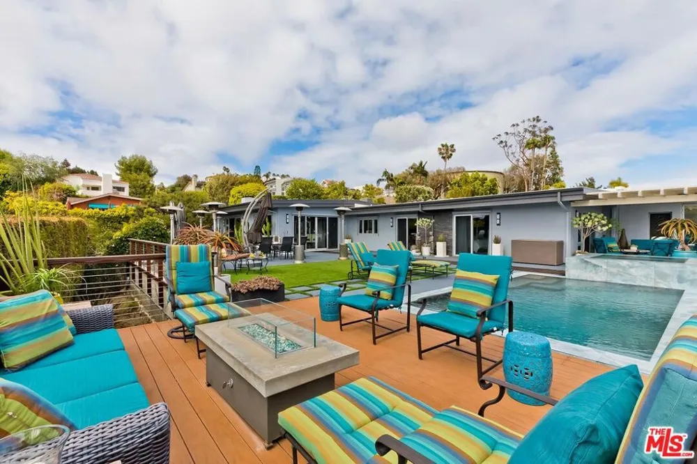 1334 Charmel Place Pacific Palisades, CA 90272