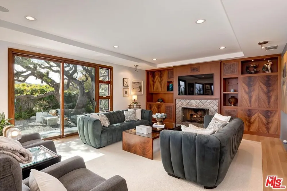 1334 Charmel Place Pacific Palisades, CA 90272