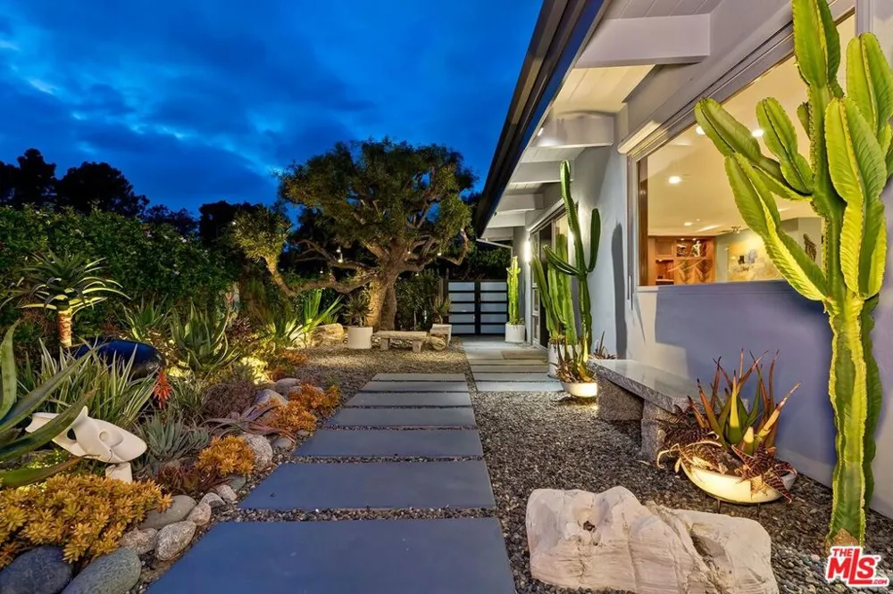 1334 Charmel Place Pacific Palisades, CA 90272