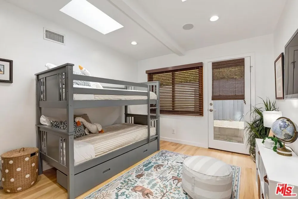 1334 Charmel Place Pacific Palisades, CA 90272