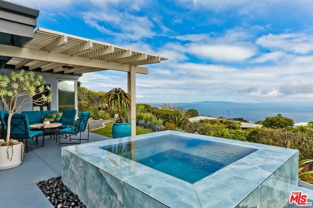 1334 Charmel Place Pacific Palisades, CA 90272