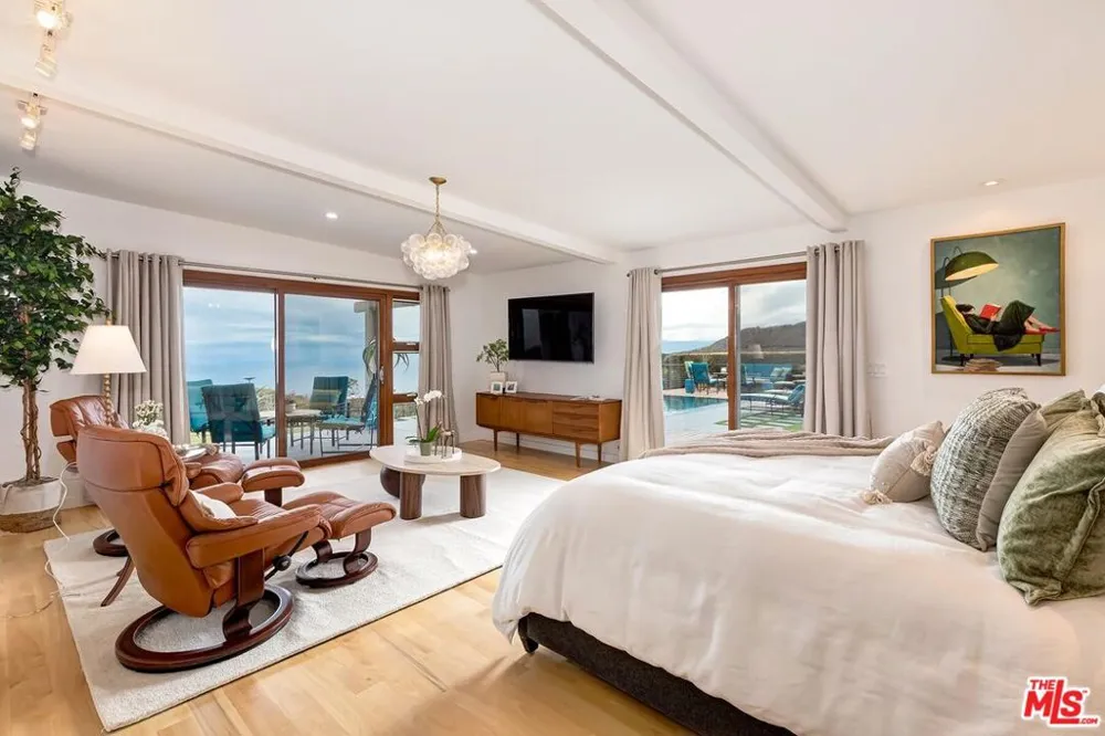 1334 Charmel Place Pacific Palisades, CA 90272