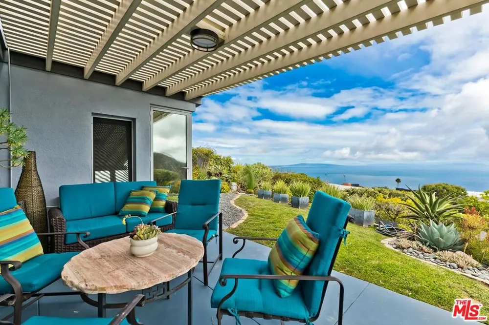 1334 Charmel Place Pacific Palisades, CA 90272