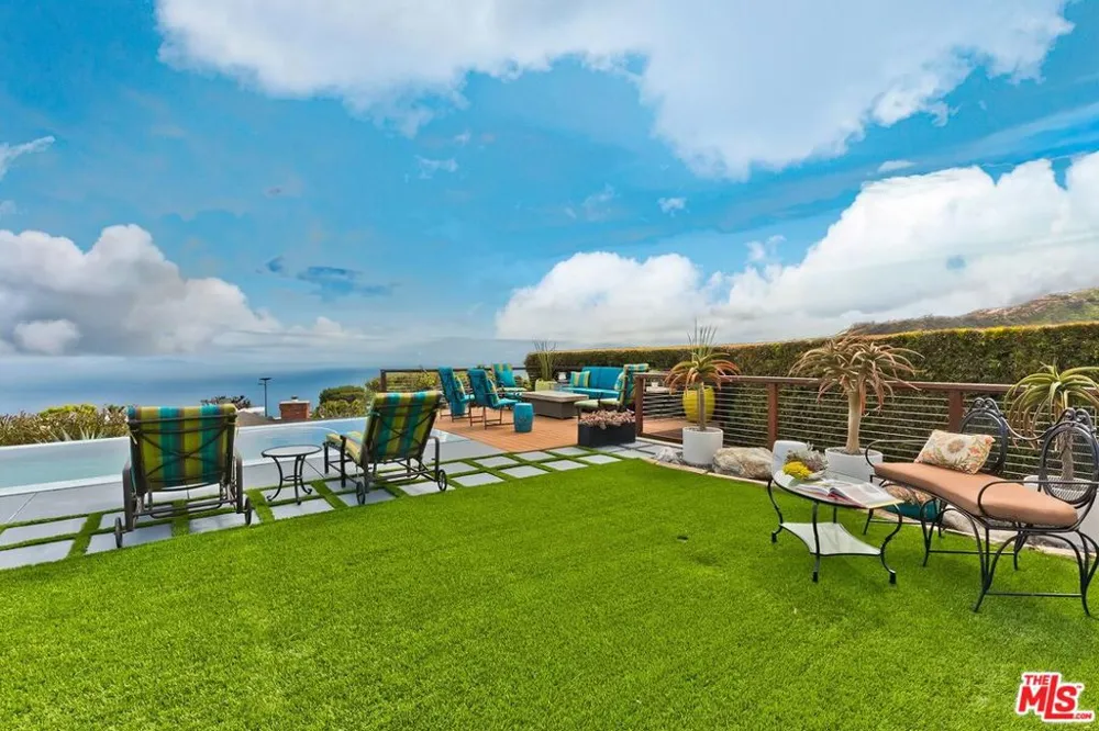 1334 Charmel Place Pacific Palisades, CA 90272