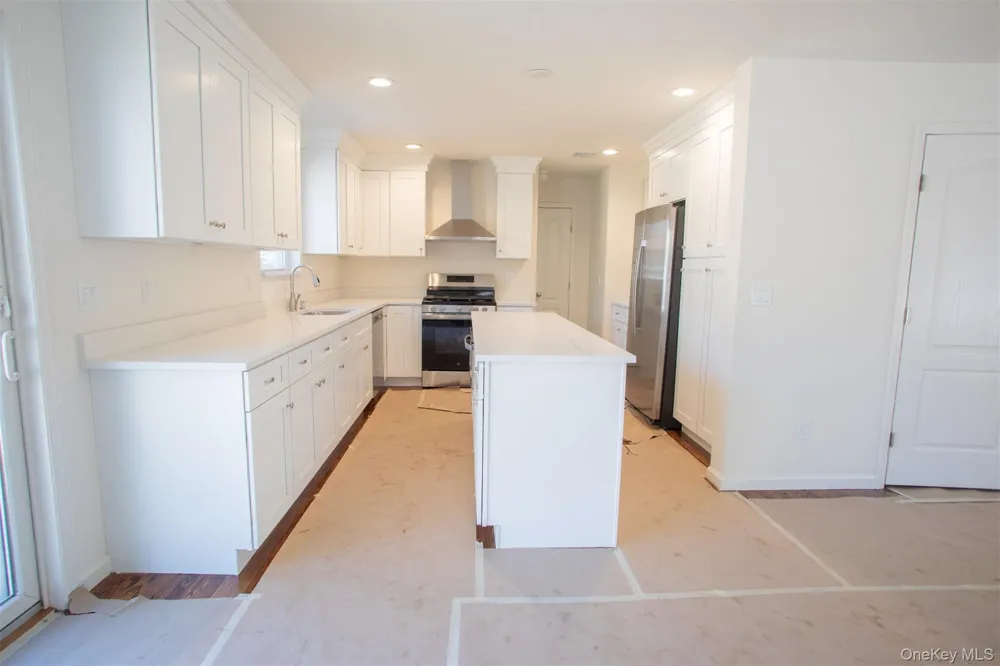 33 Dressel Mastic, NY 11950
