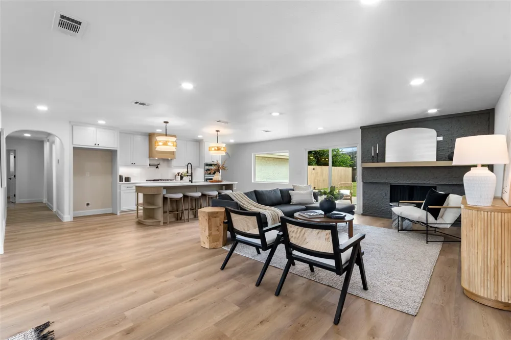 7881 La Cabeza Drive Dallas, TX 75248