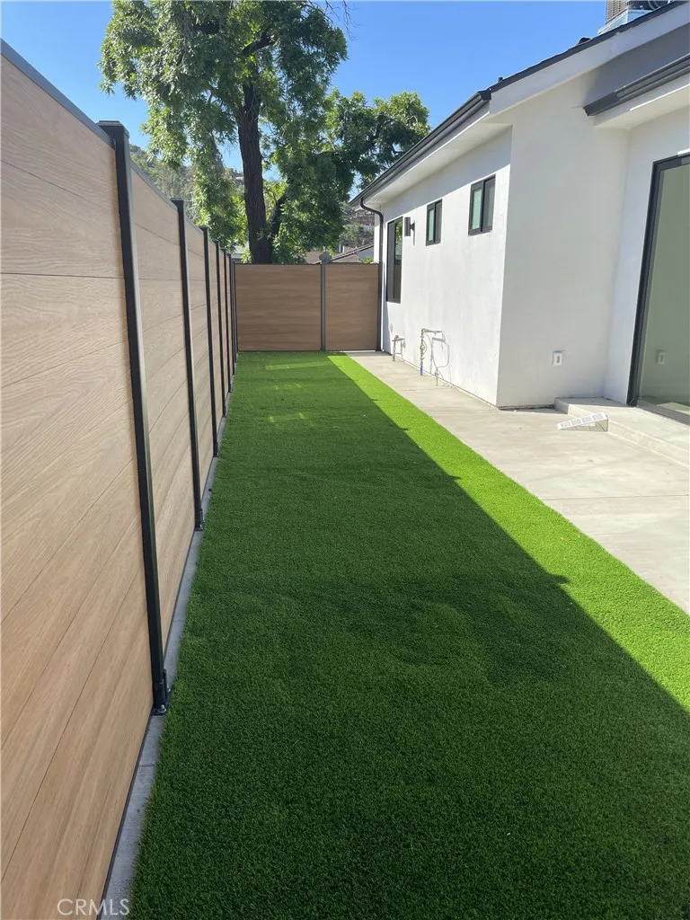 9626 Stonehurst Avenue Sun Valley, CA 91352