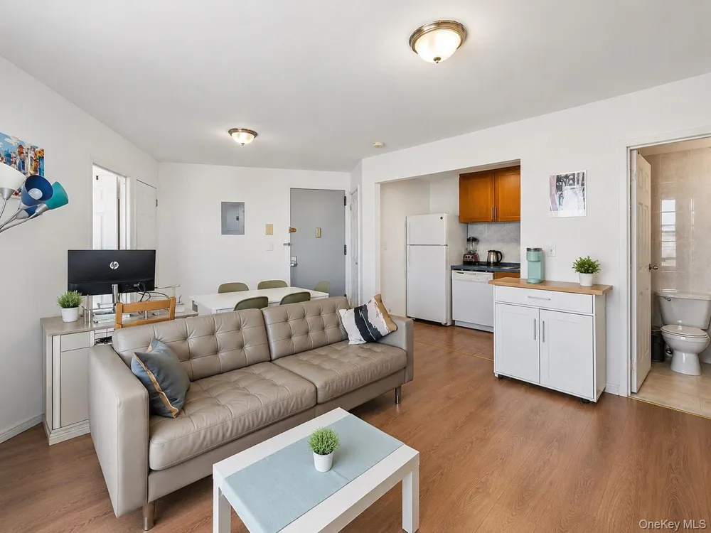 81-15 Queens boulevard 7C Elmhurst, NY 11373