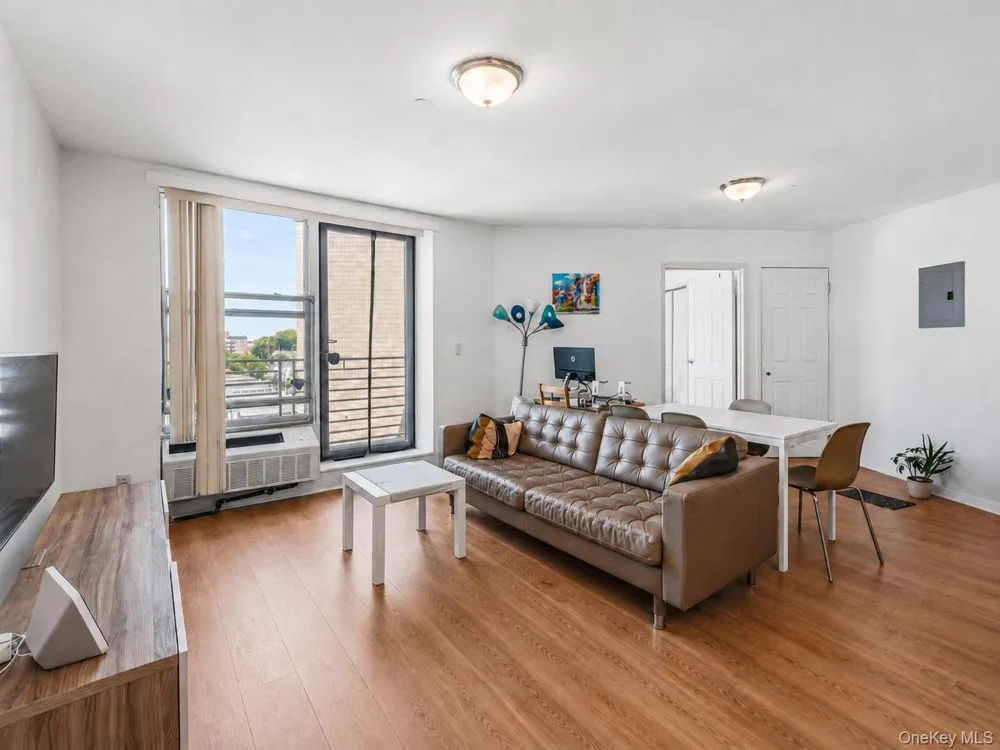 81-15 Queens boulevard 7C Elmhurst, NY 11373