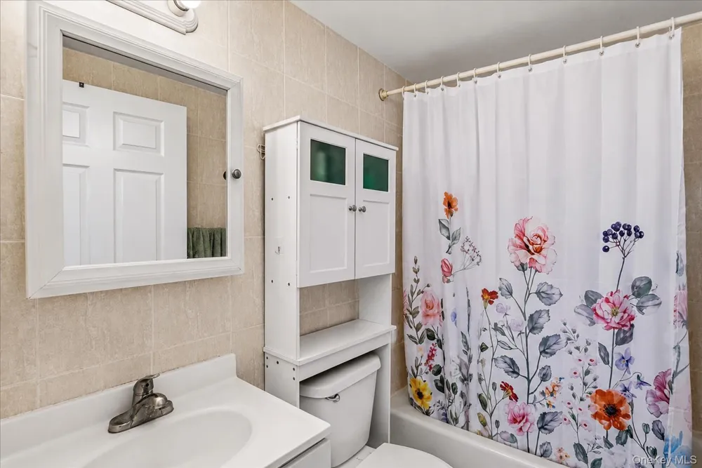 81-15 Queens boulevard 7C Elmhurst, NY 11373