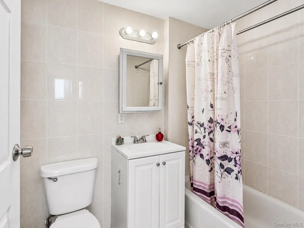 81-15 Queens boulevard 7C Elmhurst, NY 11373