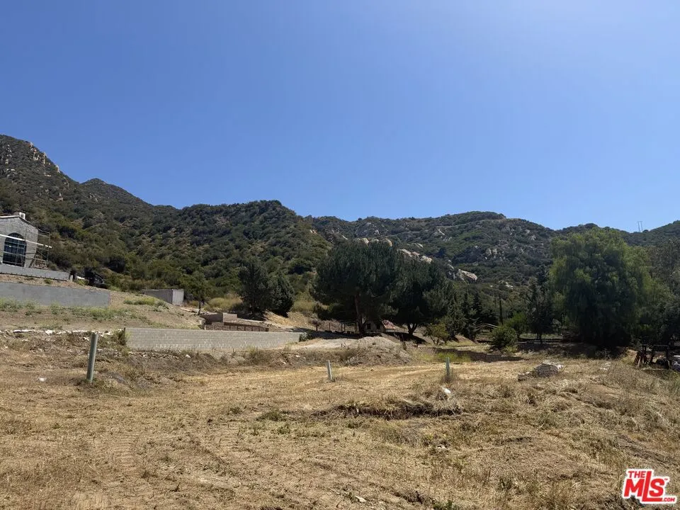 2116 Stunt Road Calabasas, CA 91302