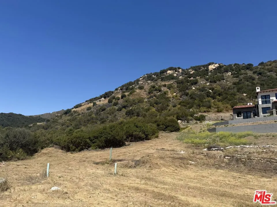 2116 Stunt Road Calabasas, CA 91302