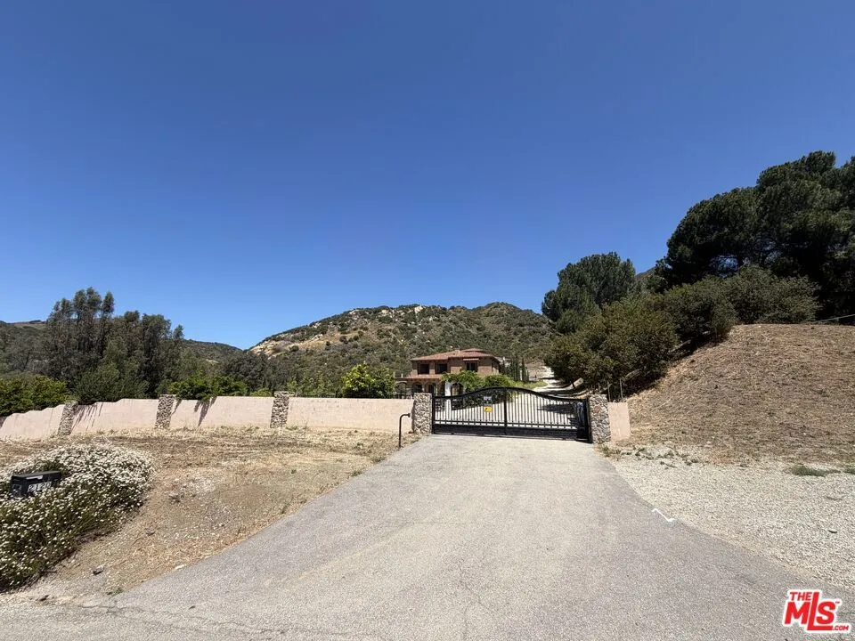 2116 Stunt Road Calabasas, CA 91302