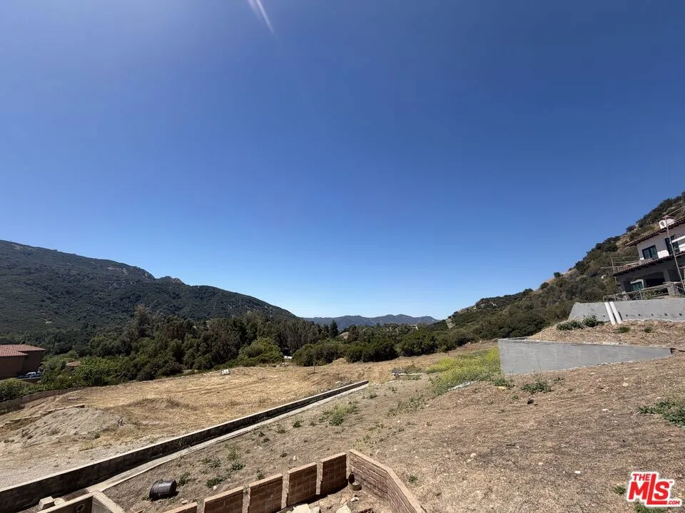 2116 Stunt Road Calabasas, CA 91302
