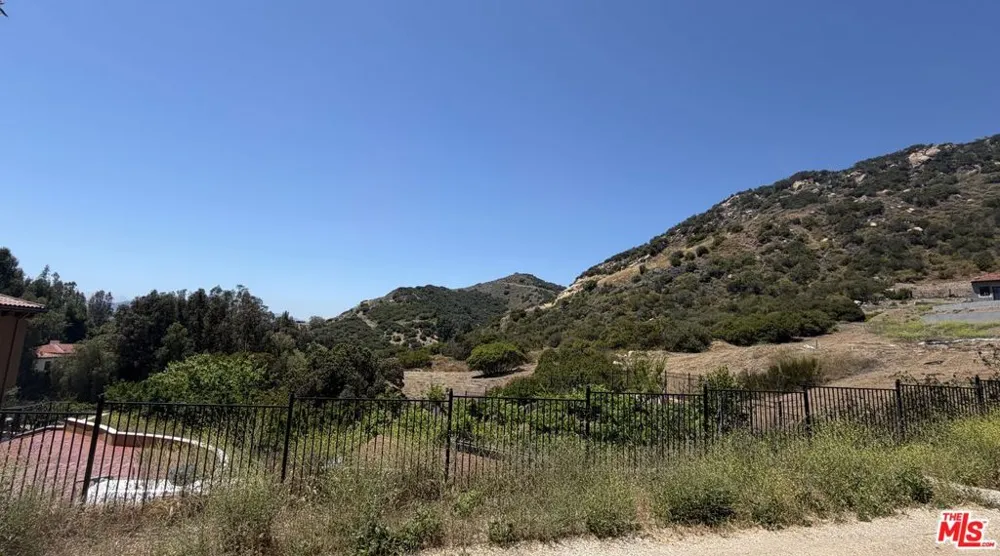 2116 Stunt Road Calabasas, CA 91302