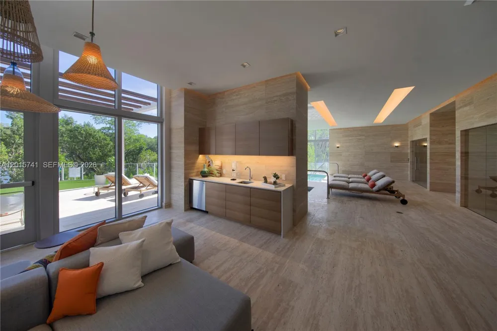 16385 Biscayne Blvd #519 North Miami Beach, FL 33160