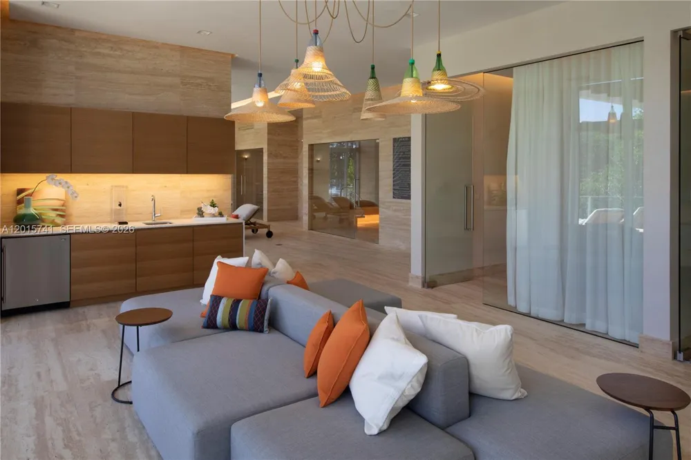 16385 Biscayne Blvd #519 North Miami Beach, FL 33160