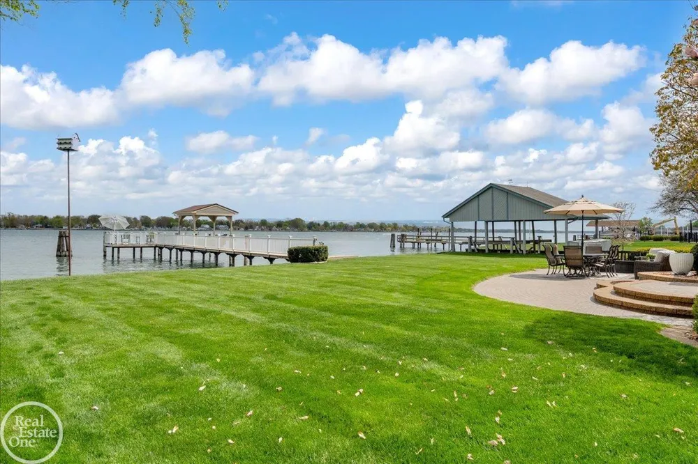 7827 S River Road Cottrellville Township, MI 48039