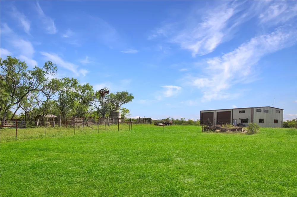 4552 Mineral Cemetery Beeville, TX 78102