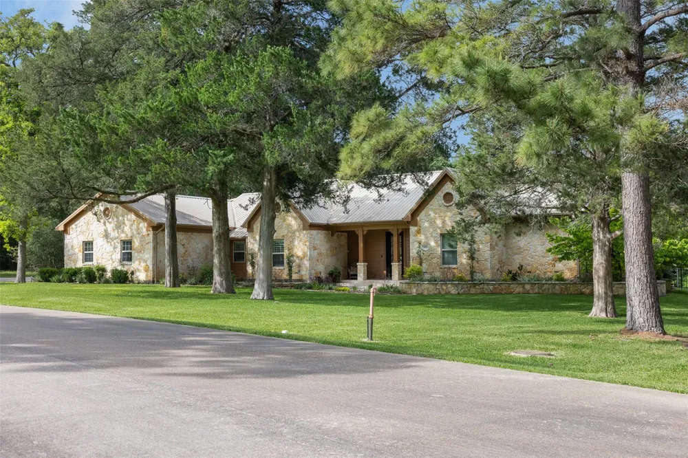 404 Saint Andrews Drive New Ulm, TX 78950