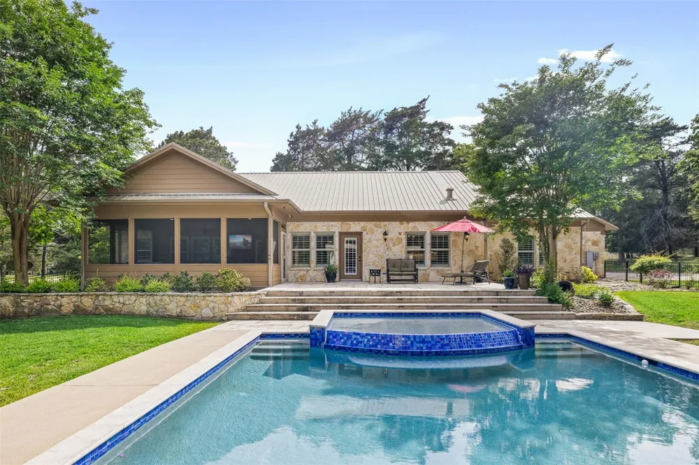404 Saint Andrews Drive New Ulm, TX 78950