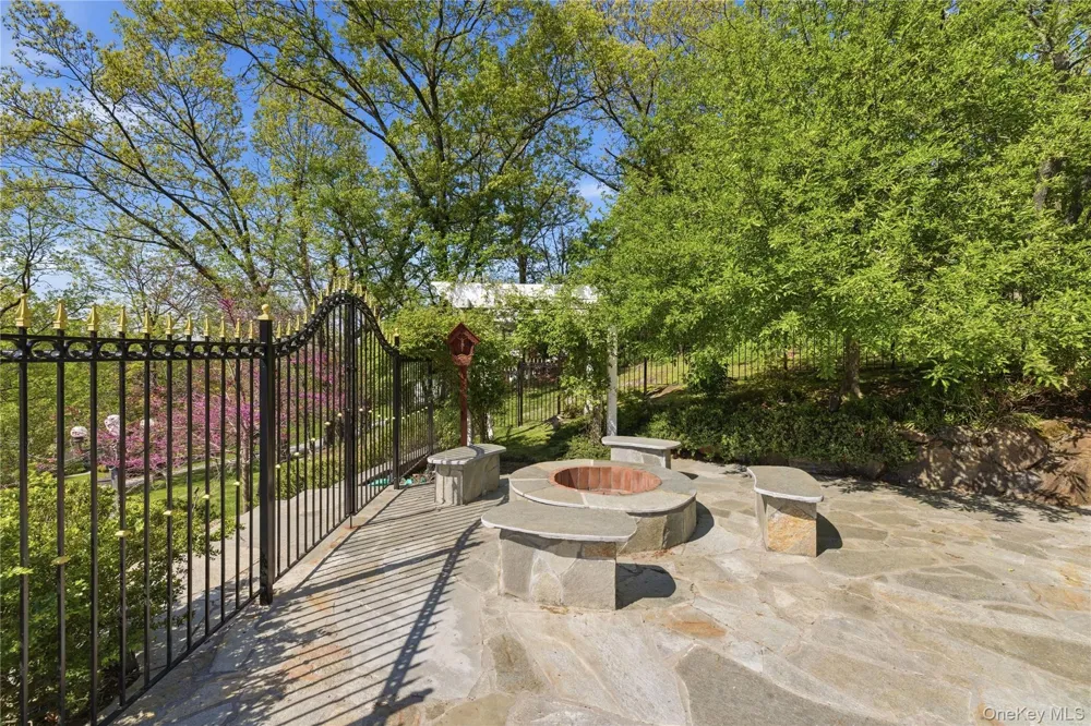 33 Greenbriar Drive Chappaqua, NY 10514